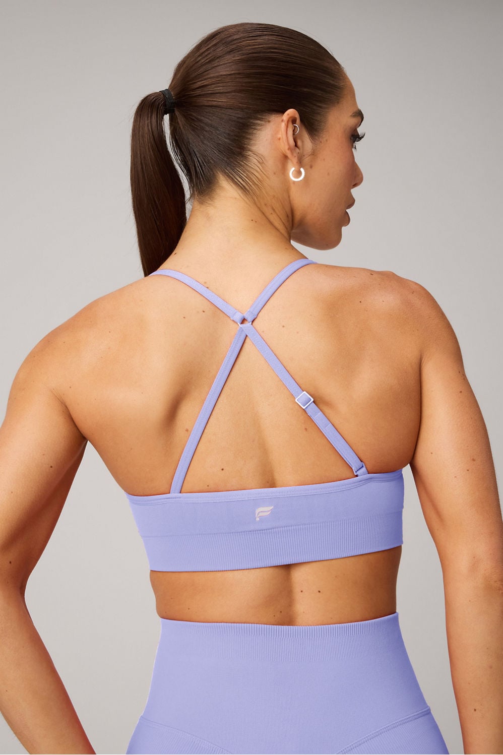 SEAMLESS V-NECK LOW IMPACT BRA