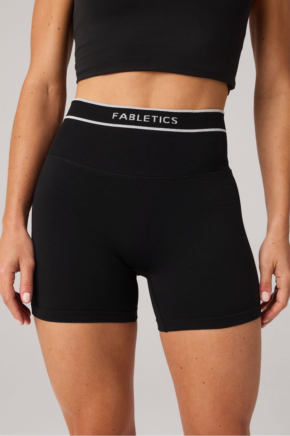 SEAMLESS SCRUNCH SHORT 4"