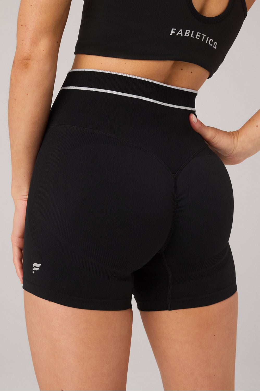 SEAMLESS SCRUNCH SHORT 4"