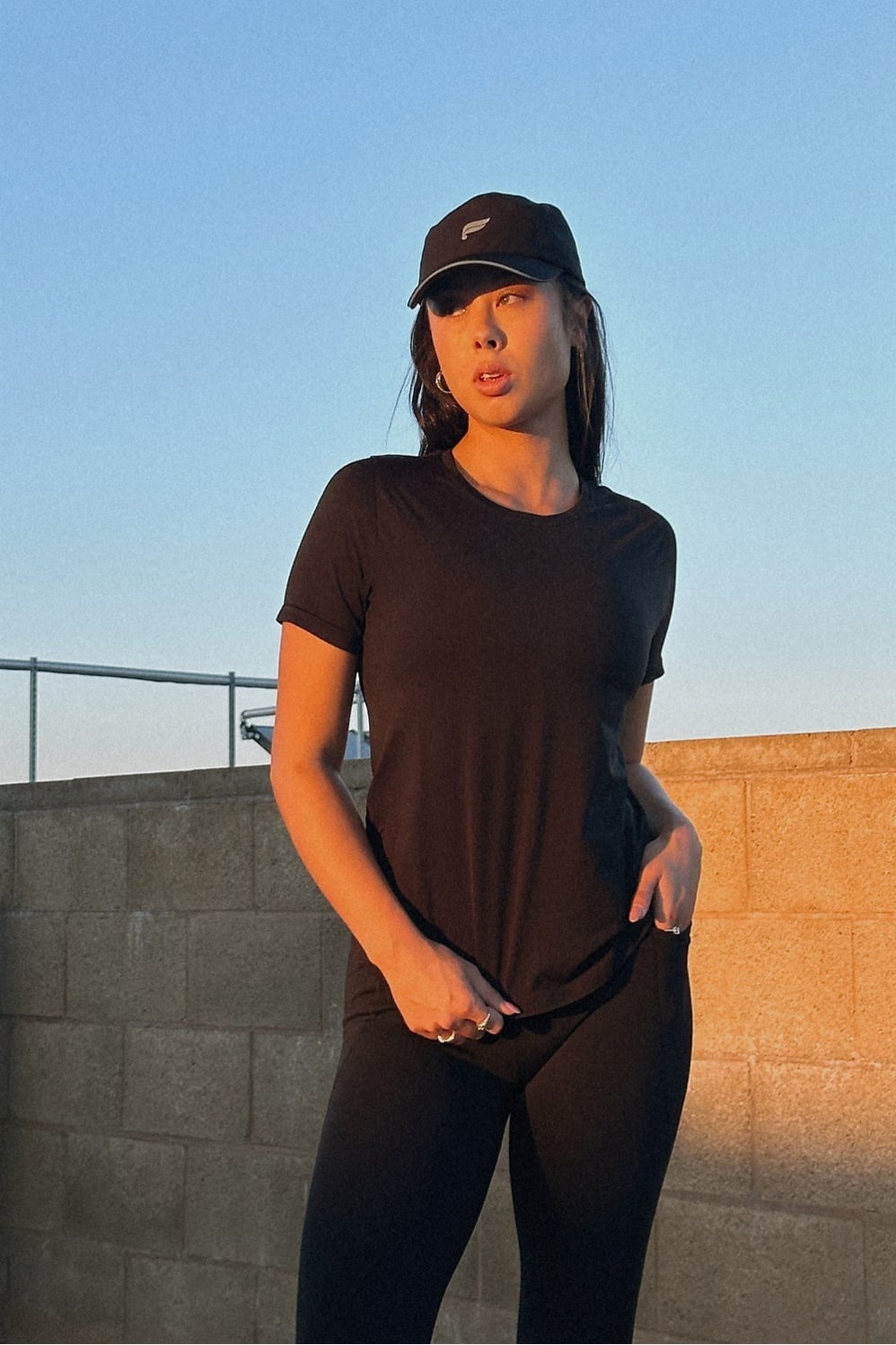 FEATHER TECH+ SHORT- SLEEVE TOP