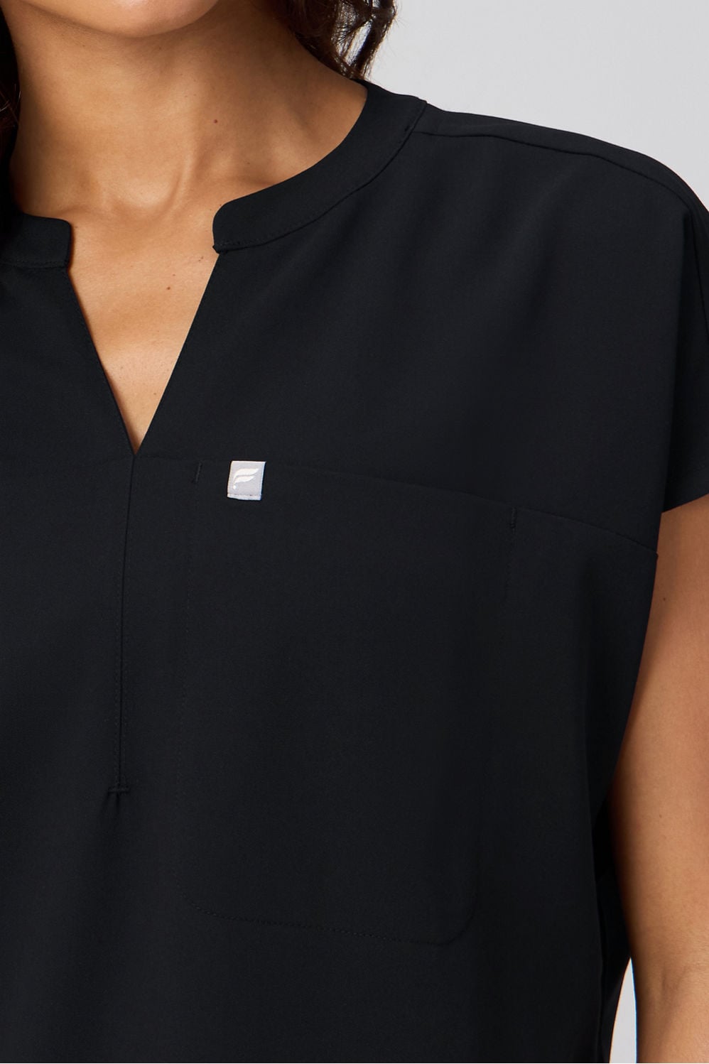 EVOLVE SCRUB TOP