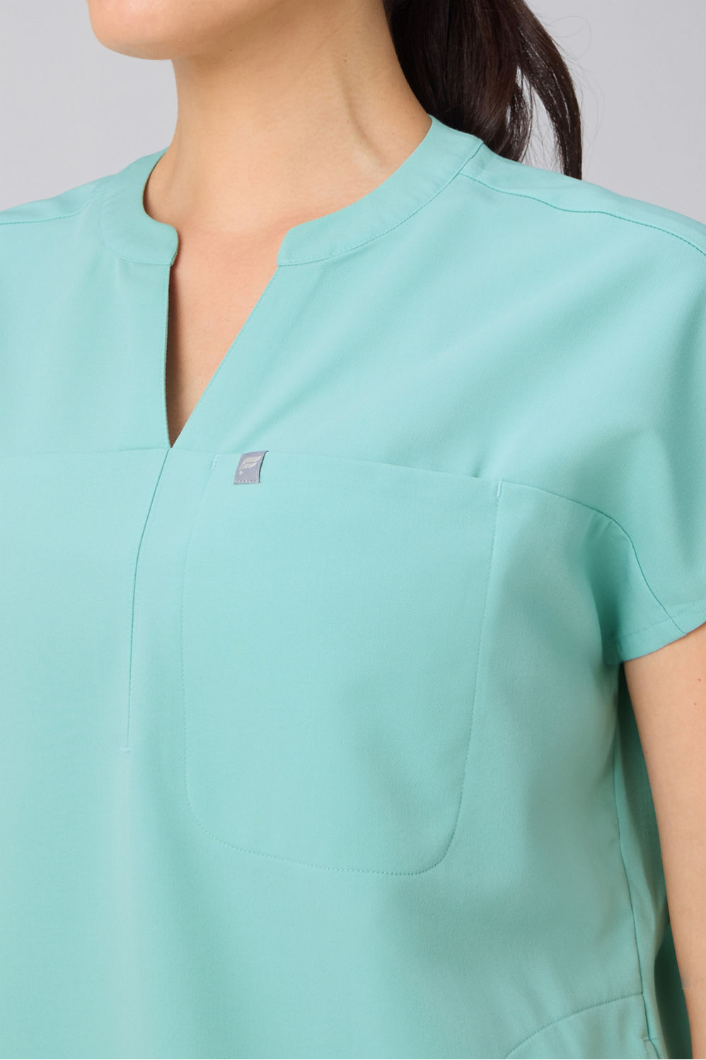 EVOLVE SCRUB TOP