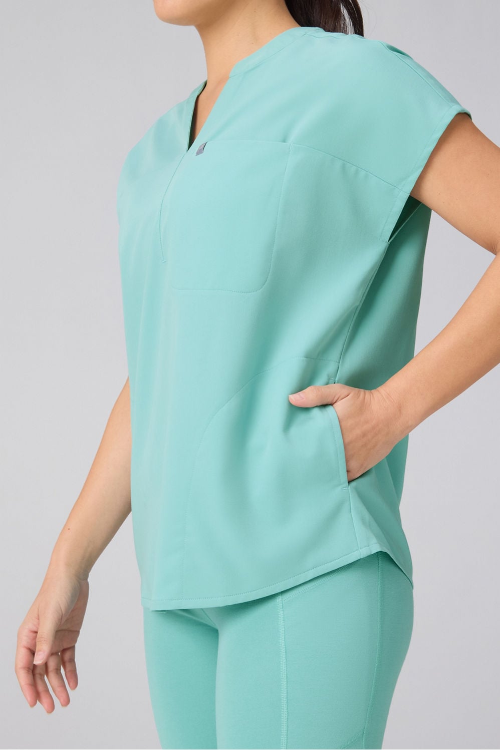 EVOLVE SCRUB TOP