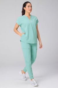 EVOLVE SCRUB TOP