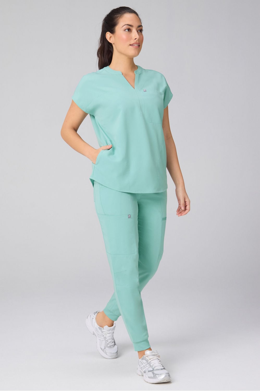 EVOLVE SCRUB TOP