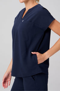 EVOLVE SCRUB TOP